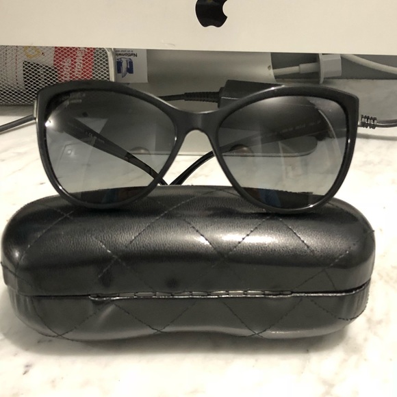 SOLD Authentic Chanel bow sunglasses - Picture 2 of 8